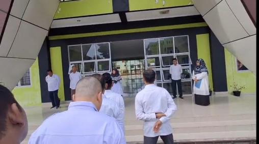 Sinergi Akhlak dan Infrastruktur: Pesan Penting dari Wakil Dekan II dalam Apel Pagi