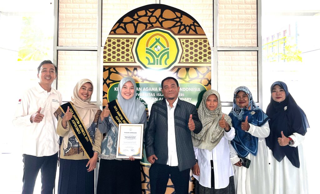 Dua Mahasiswi FEBI Raih Prestasi sebagai Duta Maritim Indonesia, Pulang ke Kampus dan Serahkan Piagam Apresiasi