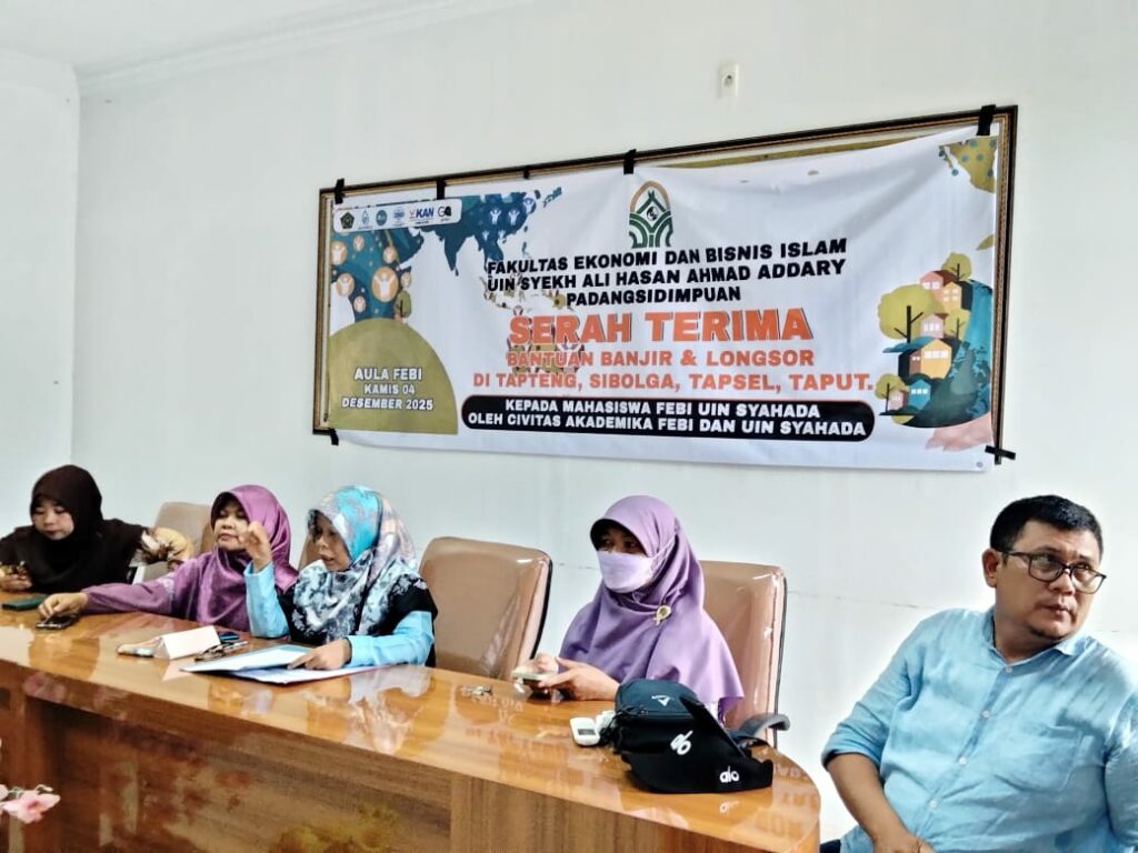 Salurkan Bantuan kepada 74 Mahasiswa FEBI Terdampak Banjir dan Longsor